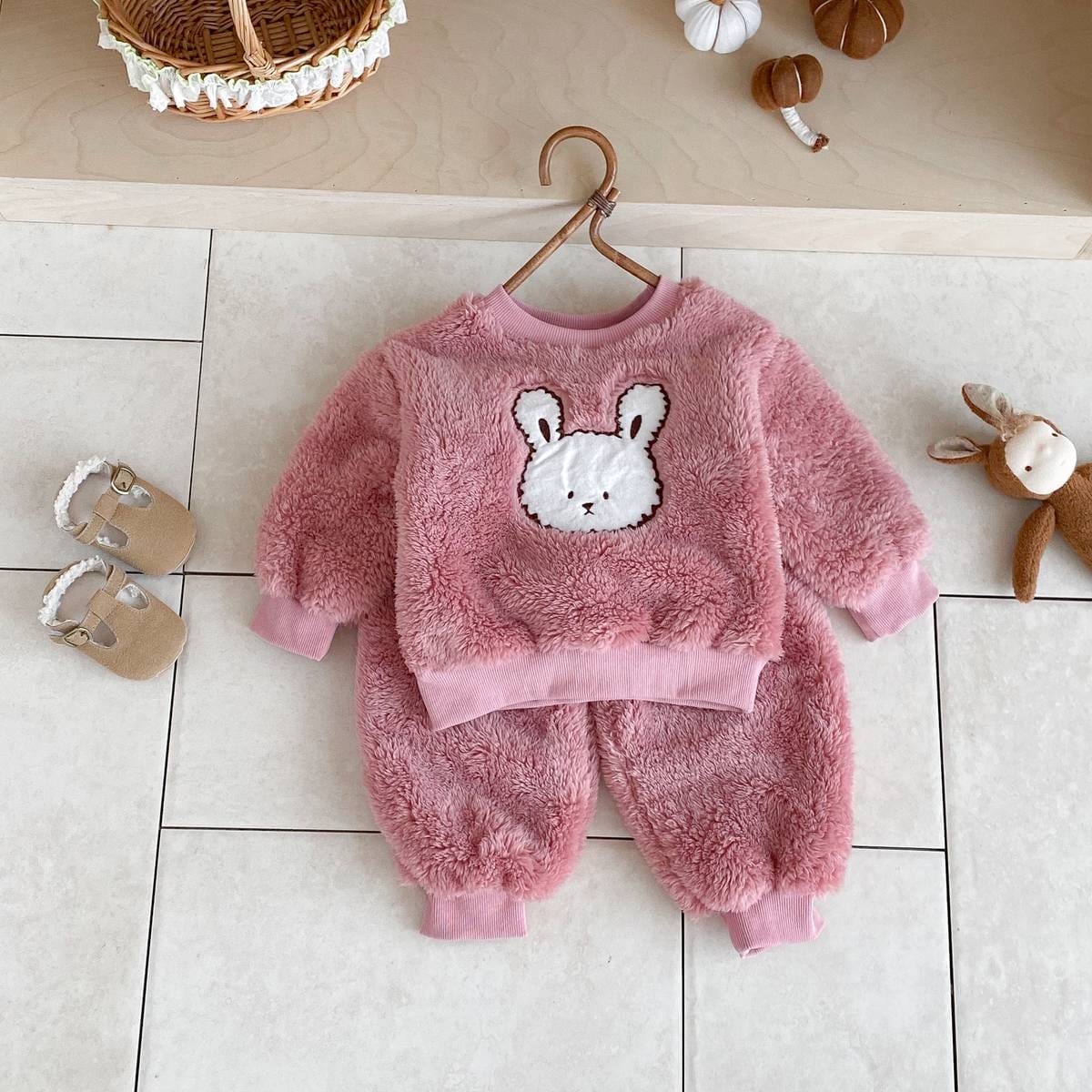 ボアの長袖トレーナー&スウェットパンツ ピンク、うさぎアップリケの上下セット