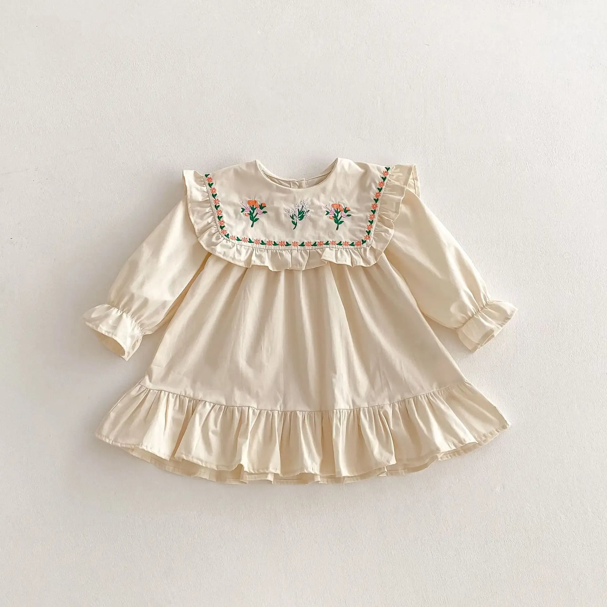 キッズワンピース 長袖ラッフルフリル、フラワー刺繍付きの段フレアワンピース