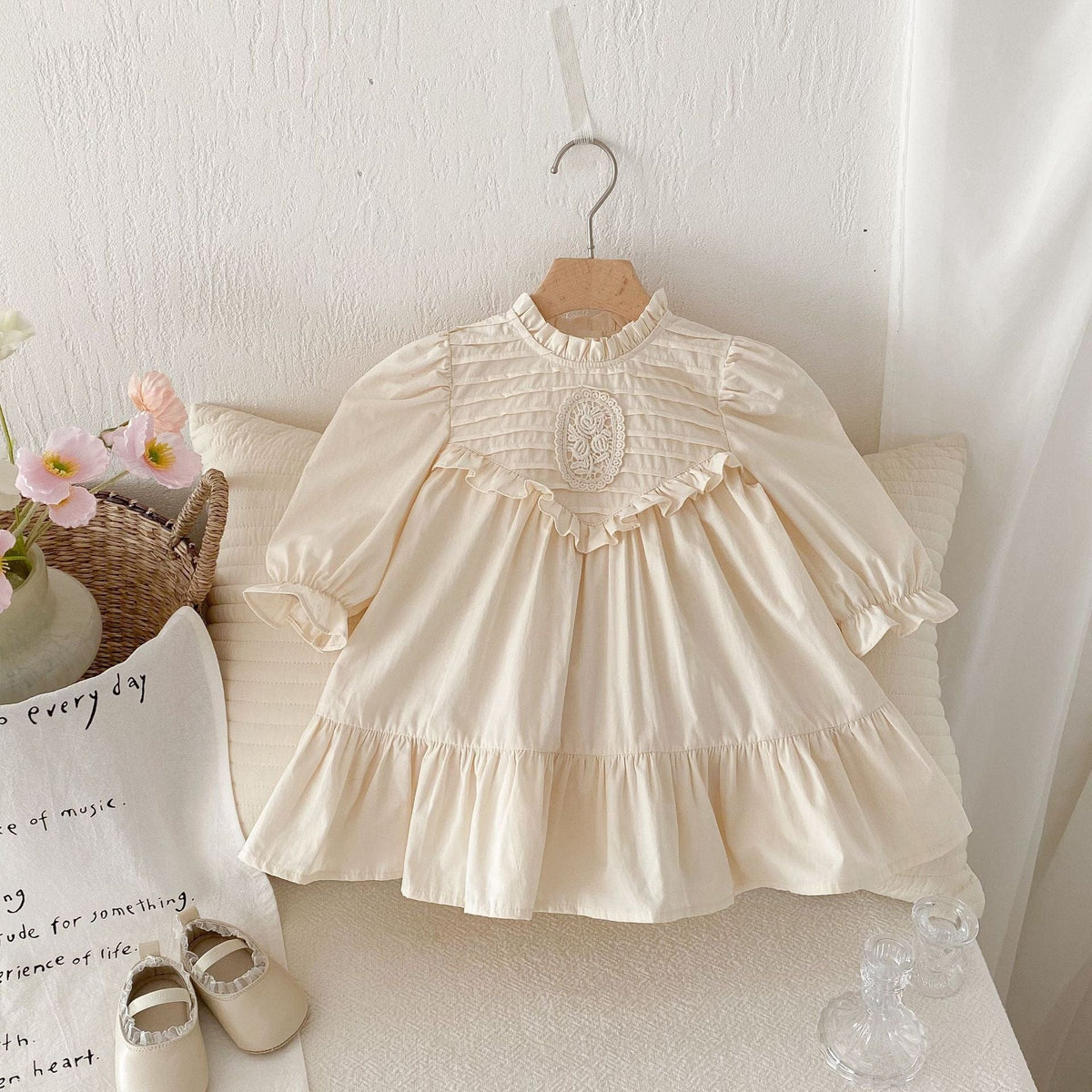ベージュ刺繍レースフリルの長袖プリンセスワンピース、丸いモチーフ付き