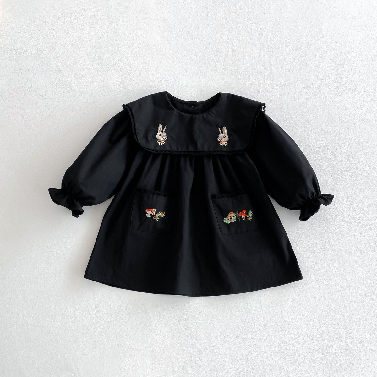 黒の長袖ワンピース、うさぎ&きのこ刺繍、ふんわり袖