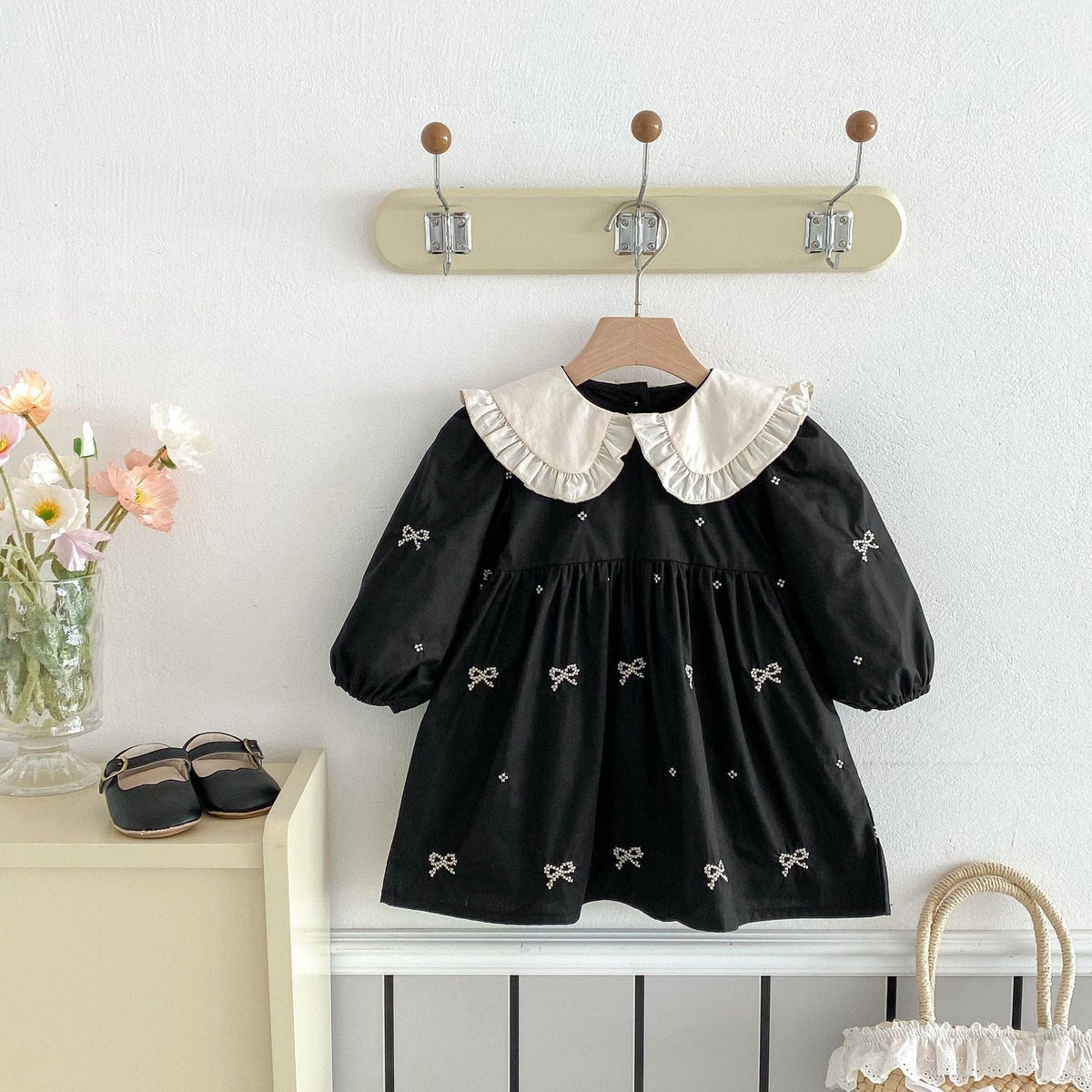 黒のリボン刺繍入りフリル丸襟長袖ワンピース