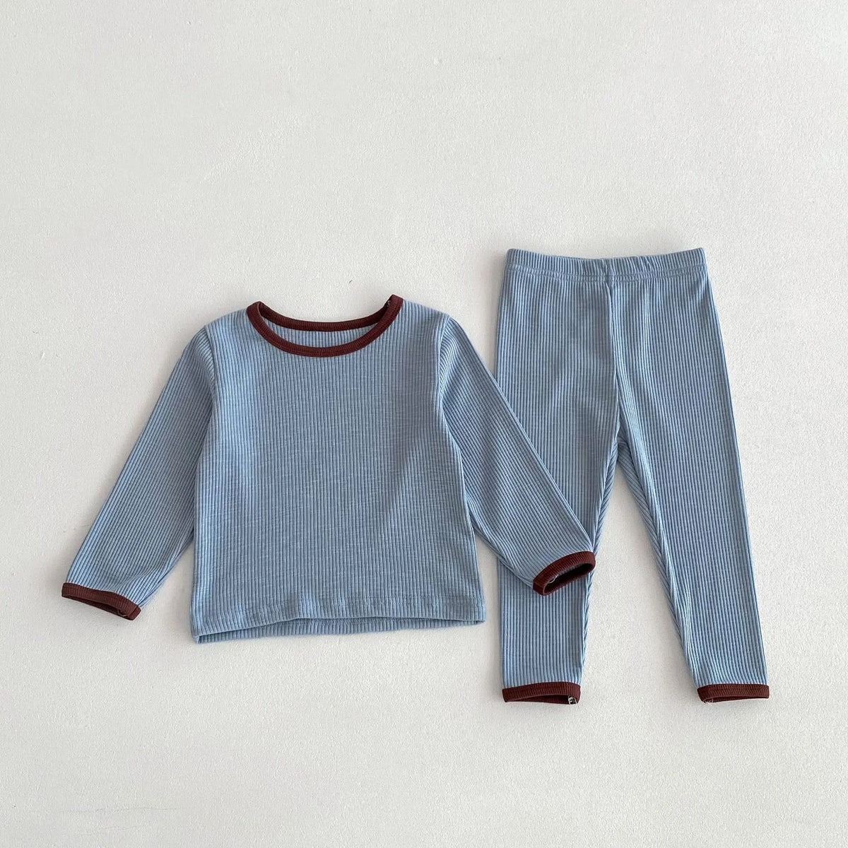 ブルーの子どもパジャマセット(長袖Tシャツ+長ズボン)赤系ライン