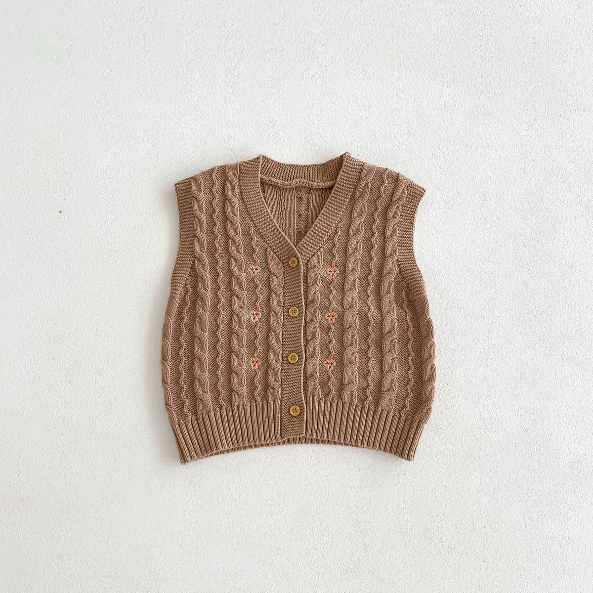 キャメル色のニットベスト、花刺繍入りの前あきボタンデザイン