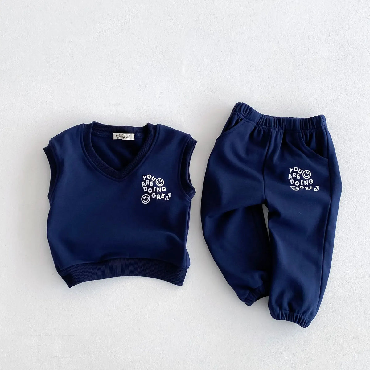 ネイビーのキッズセットアップ2点セット(Vネックベスト+スウェットパンツ)フロントロゴ
