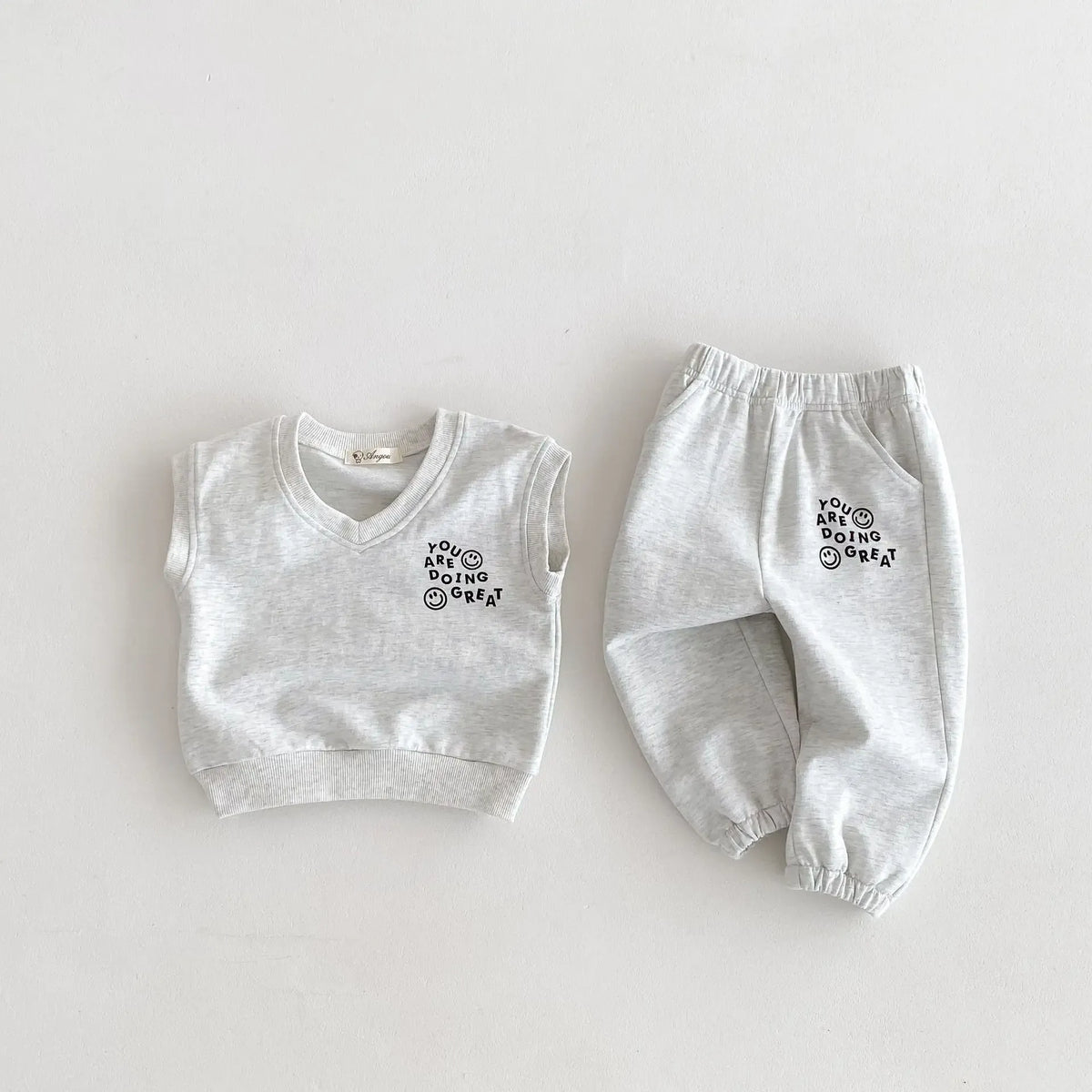 グレーのキッズセットアップ2点セット(Vネックベスト+スウェットパンツ)ロゴプリント
