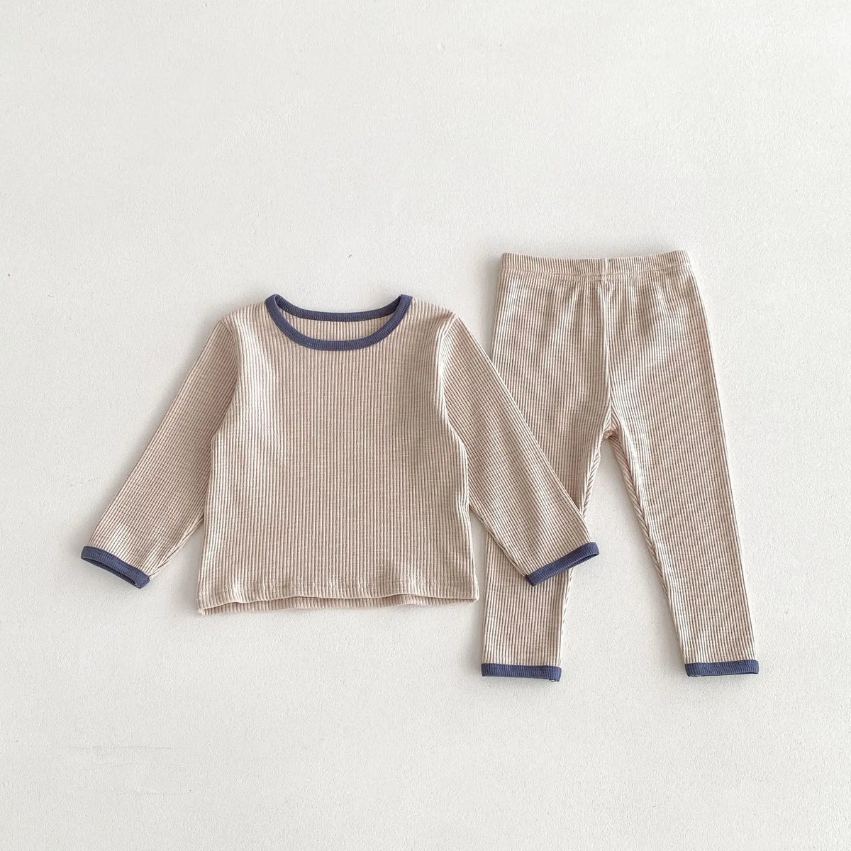 ベージュ×青系の子どもパジャマセット(長袖Tシャツ+長ズボン)