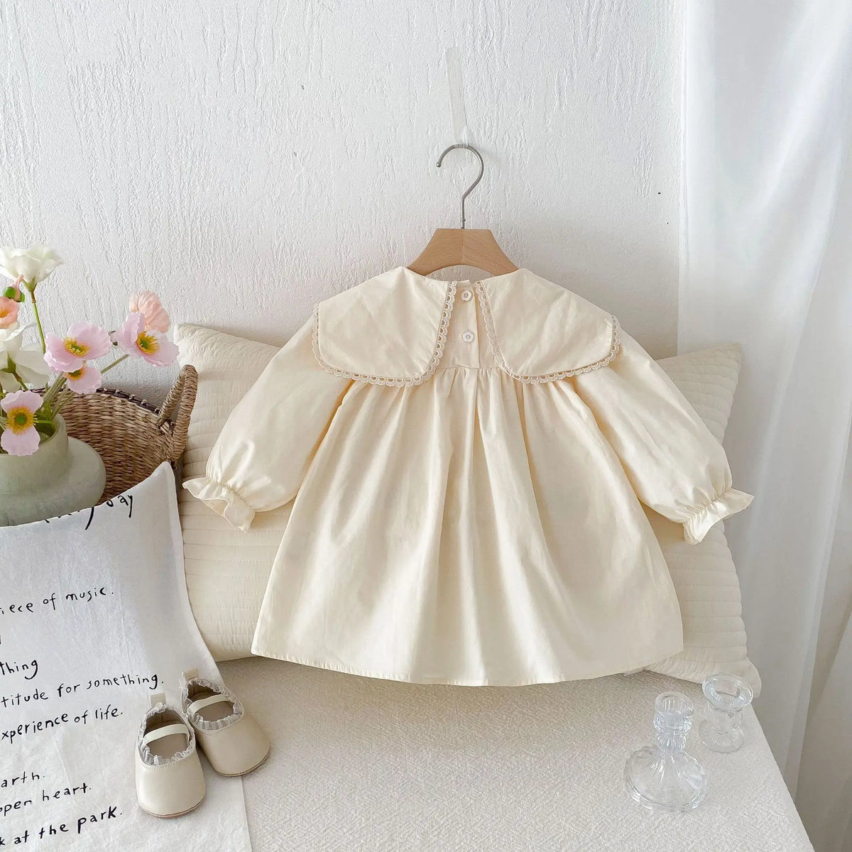 キッズ用オフホワイト長袖ワンピース、後ろボタン留めとビッグ襟、うさぎ刺繍