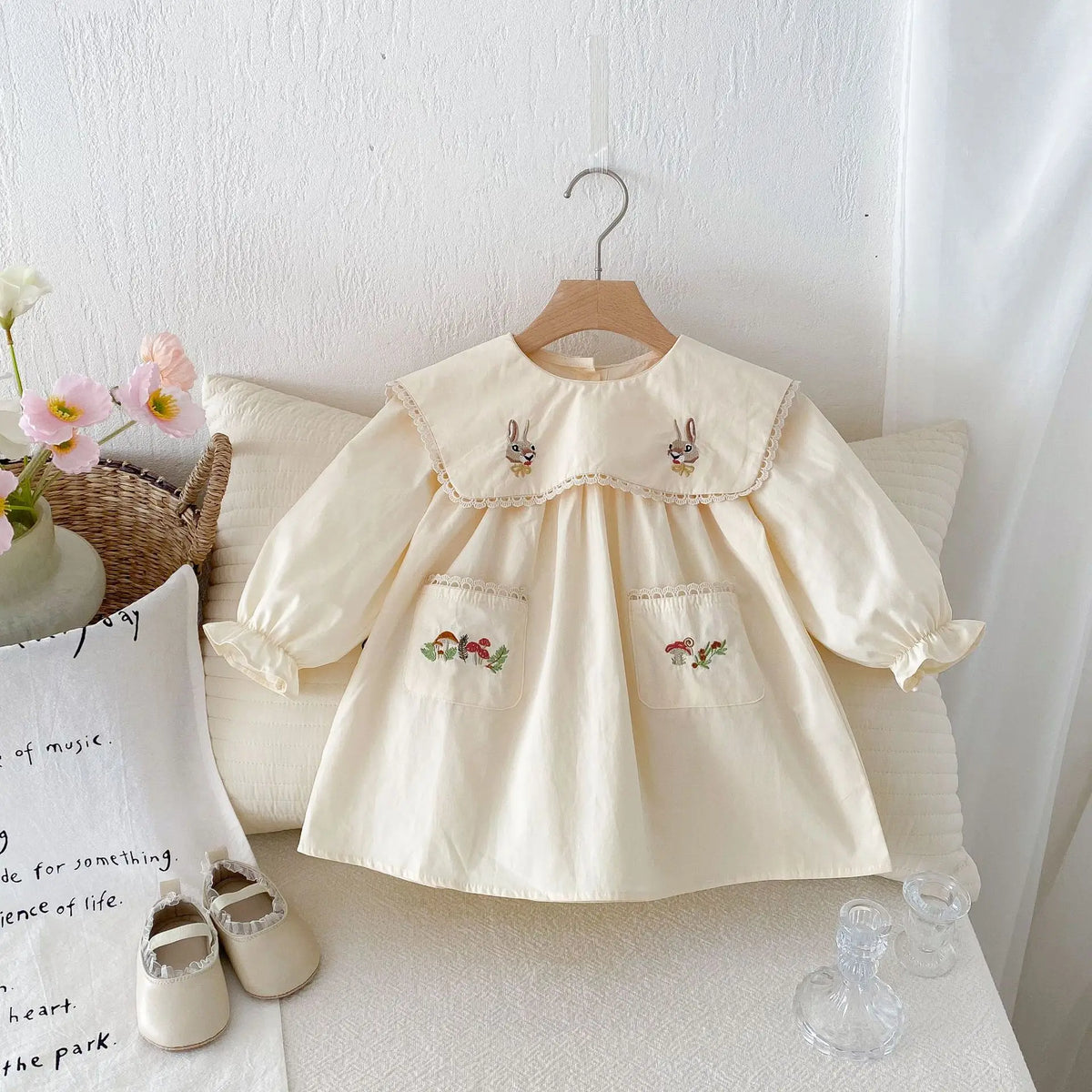 キッズ用オフホワイト長袖ワンピース、ビッグ襟とフリル、うさぎ刺繍ポケット