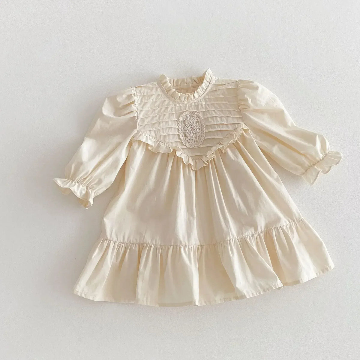 キッズ用オフホワイト長袖ワンピース、胸元刺繍フリルとティアードスカート