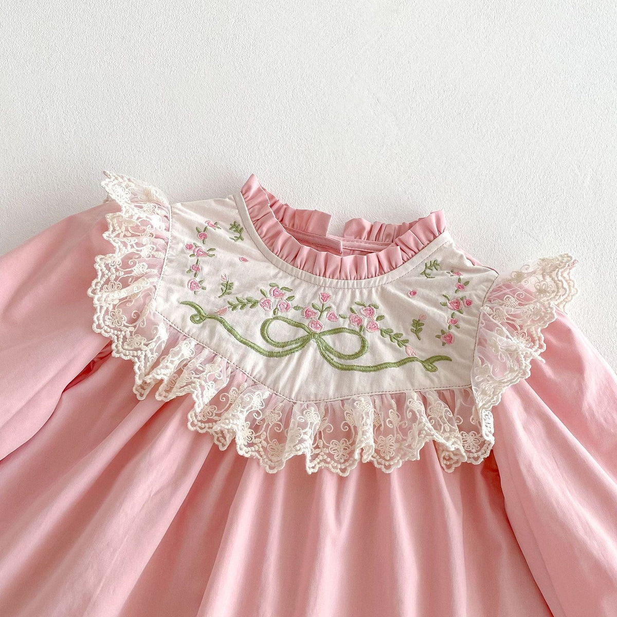 ピンクの長袖ワンピース、刺繍入りレースフリルヨーク