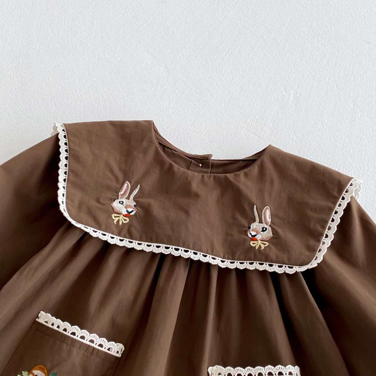 コーヒー色長袖ワンピース、白レース襟とうさぎ刺繍のアップ
