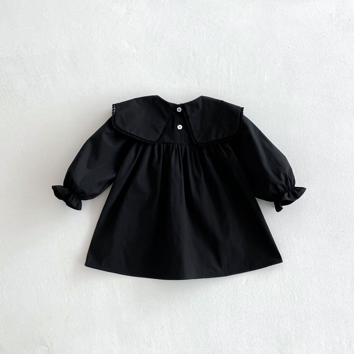 黒の長袖ワンピース、ギャザー入りシルエットとうさぎ刺繍