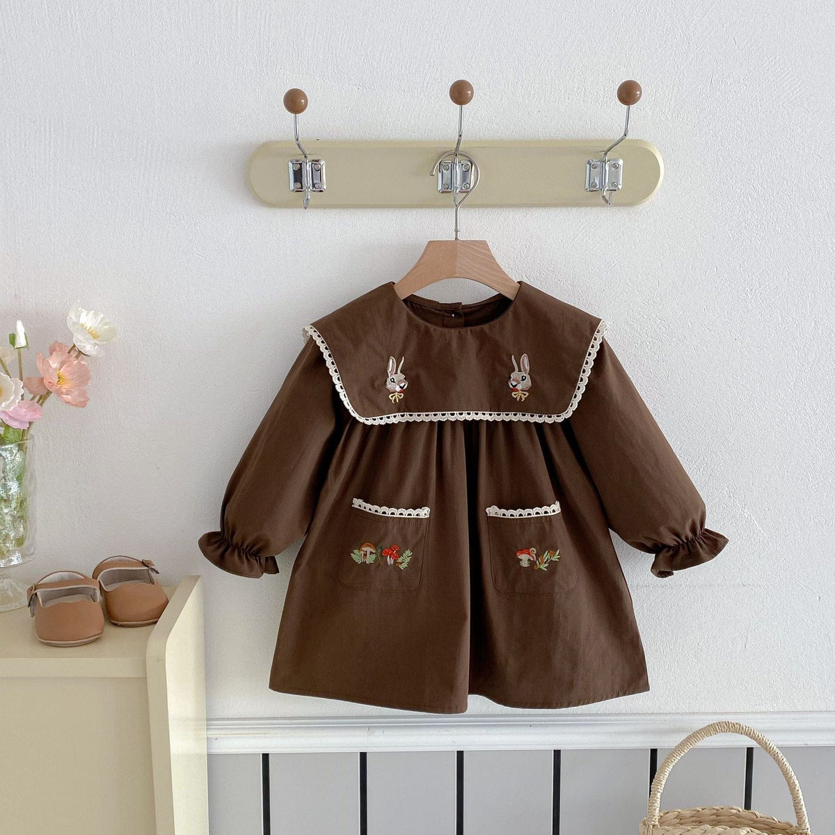 コーヒー色の長袖ワンピース、うさぎ・きのこ刺繍と白いレース襟