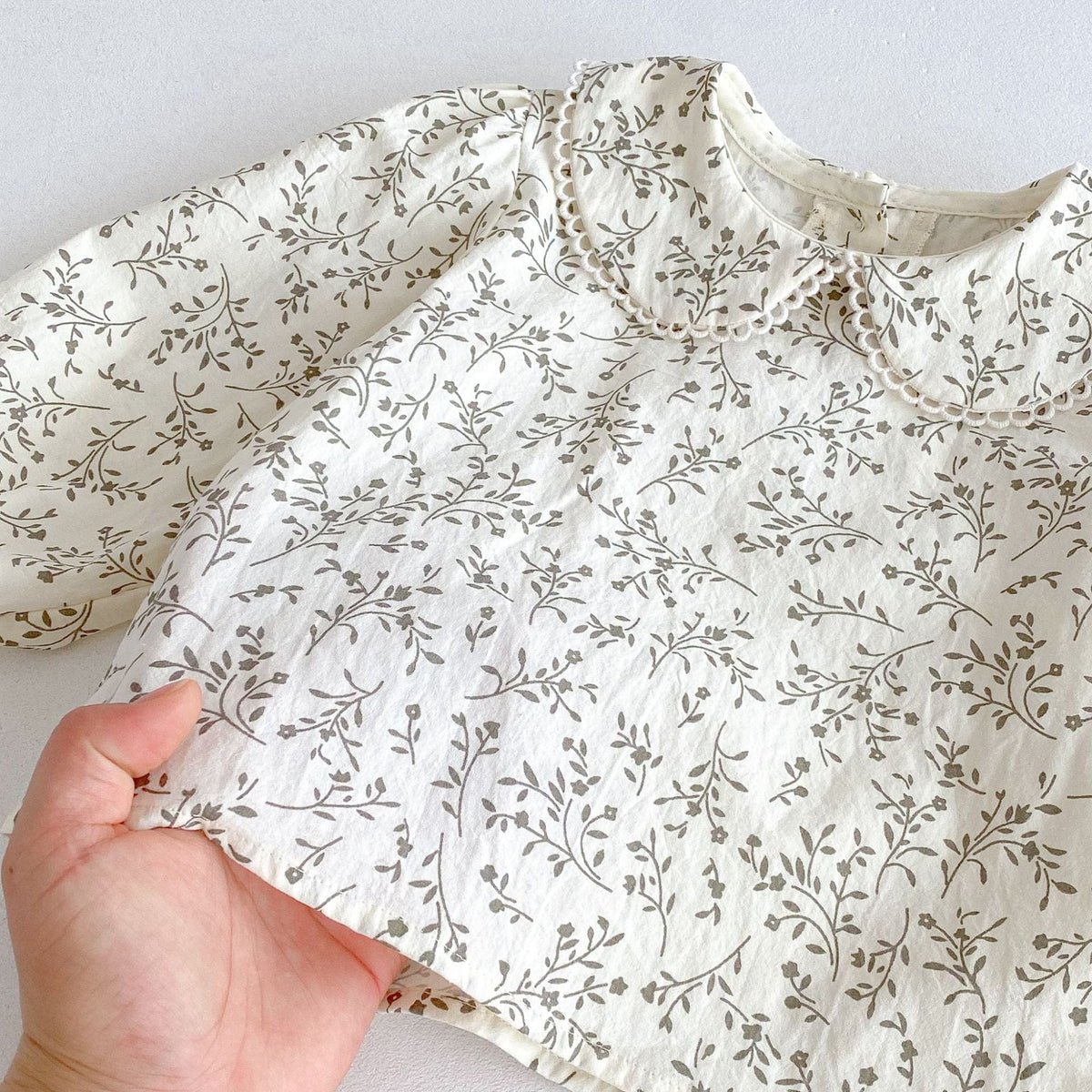 白地フラワープリント生地、刺繍レースの襟まわり