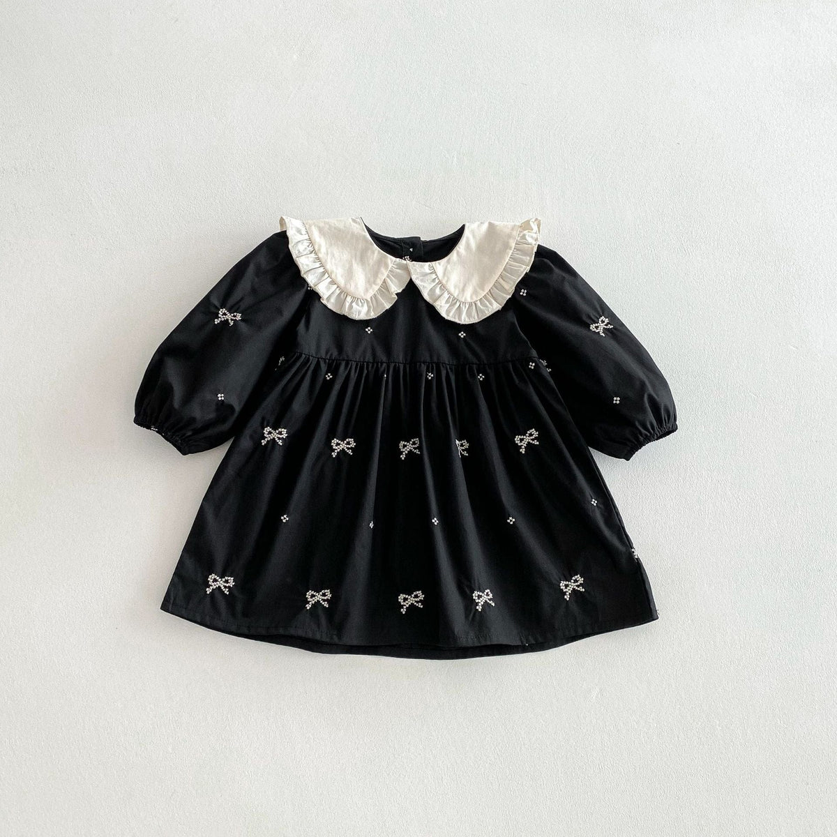 リボン刺繍の黒い長袖ワンピース フリル丸襟とギャザー