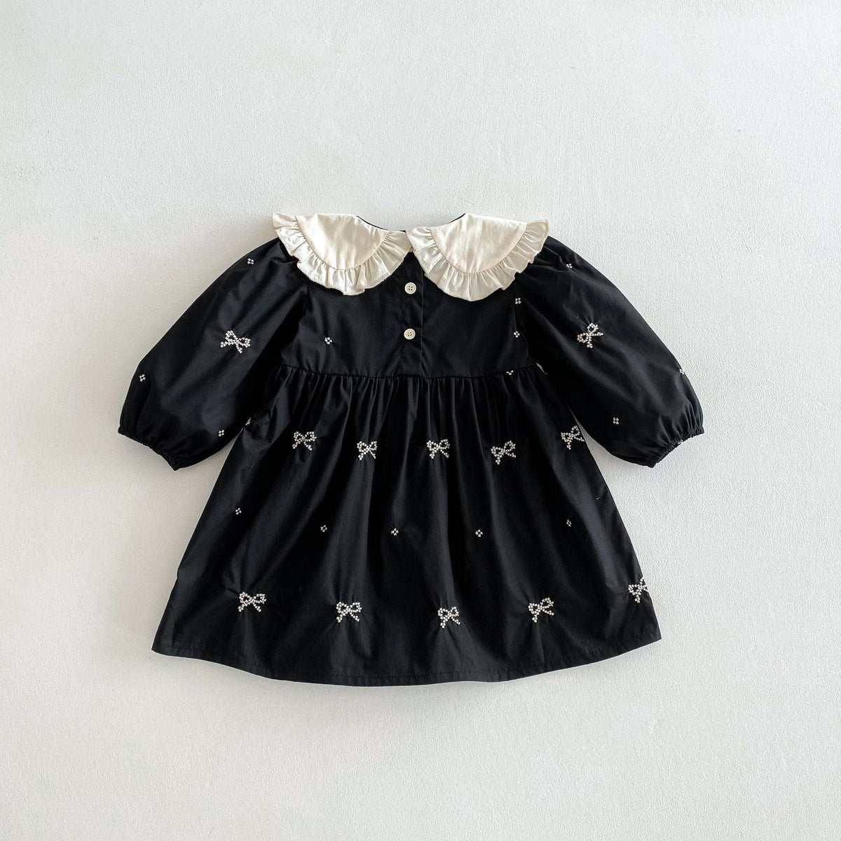 リボン刺繍入り黒の長袖ワンピース フリル丸襟