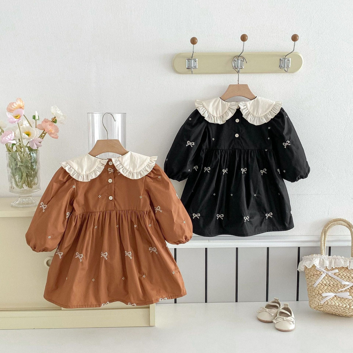 リボン刺繍の長袖ワンピース フリル丸襟(ブラック/ブラウン)