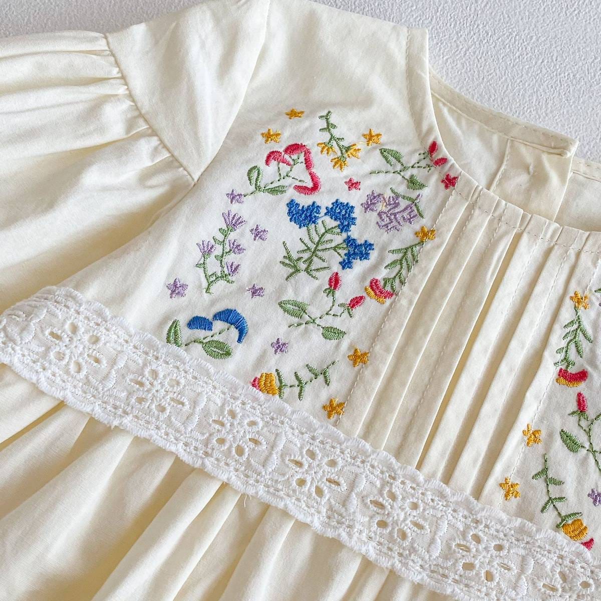 ワンピース胸元アップ、カラフル花刺繍と白いレース切替