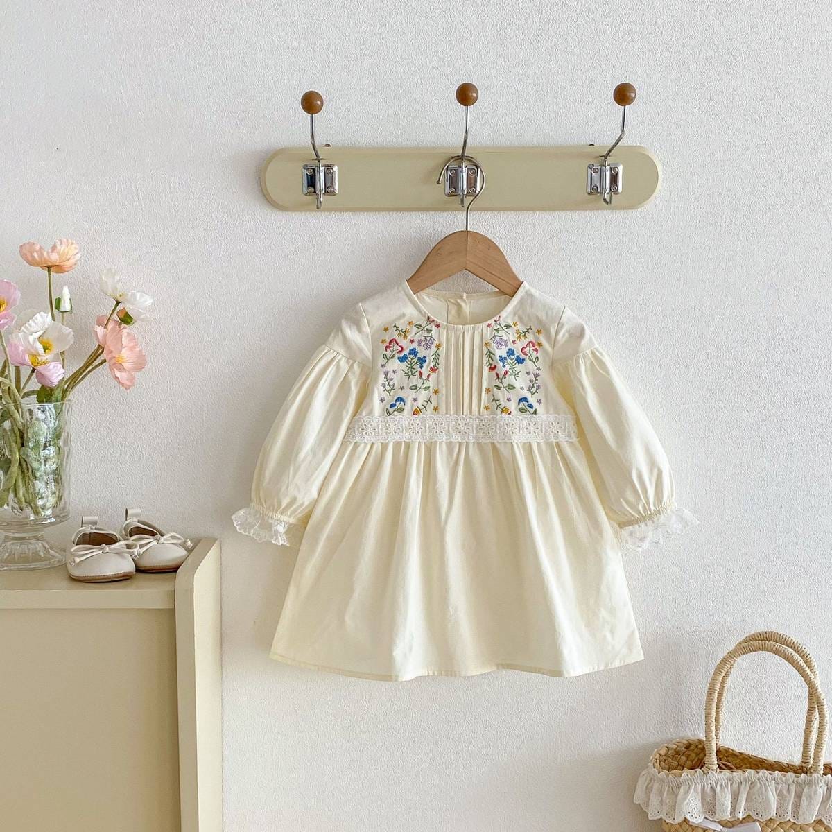 生成りの長袖ワンピース、胸元花柄刺繍とレース切替、ギャザースカート