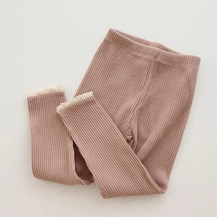 キッズ裾レースフリル付きレギンスパンツ、ピンクベージュのリブ生地