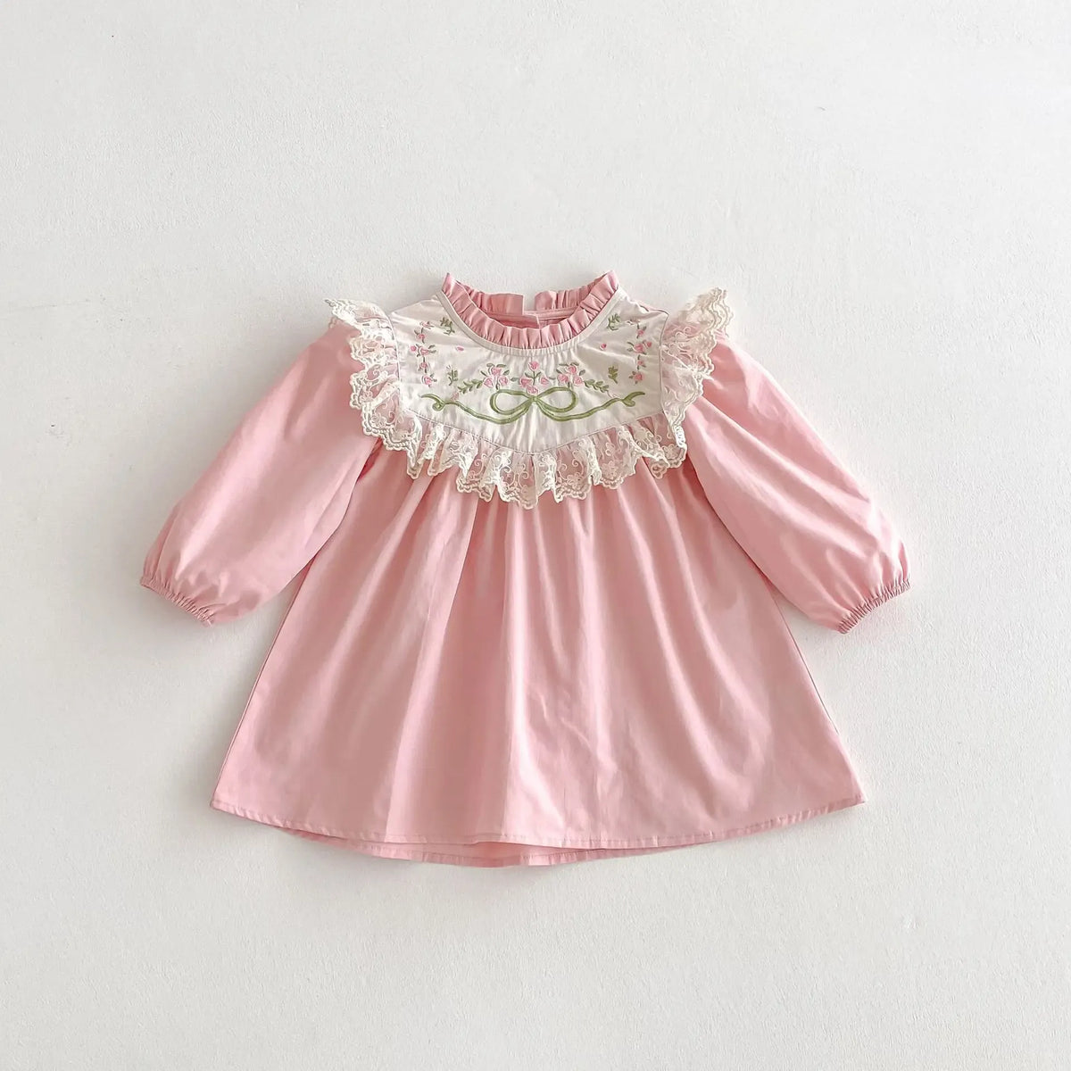 ピンク長袖ワンピース、花柄刺繍レースの肩フリルとふんわりスカート