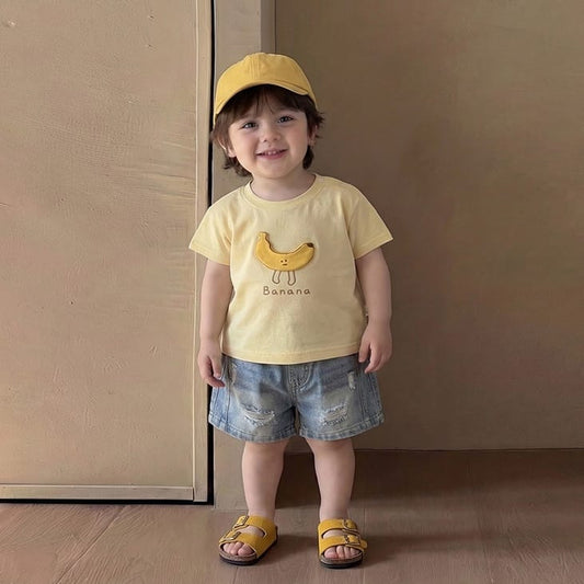 ライトイエロー半袖Tシャツ、バナナ刺繍アップリケを着用した全身