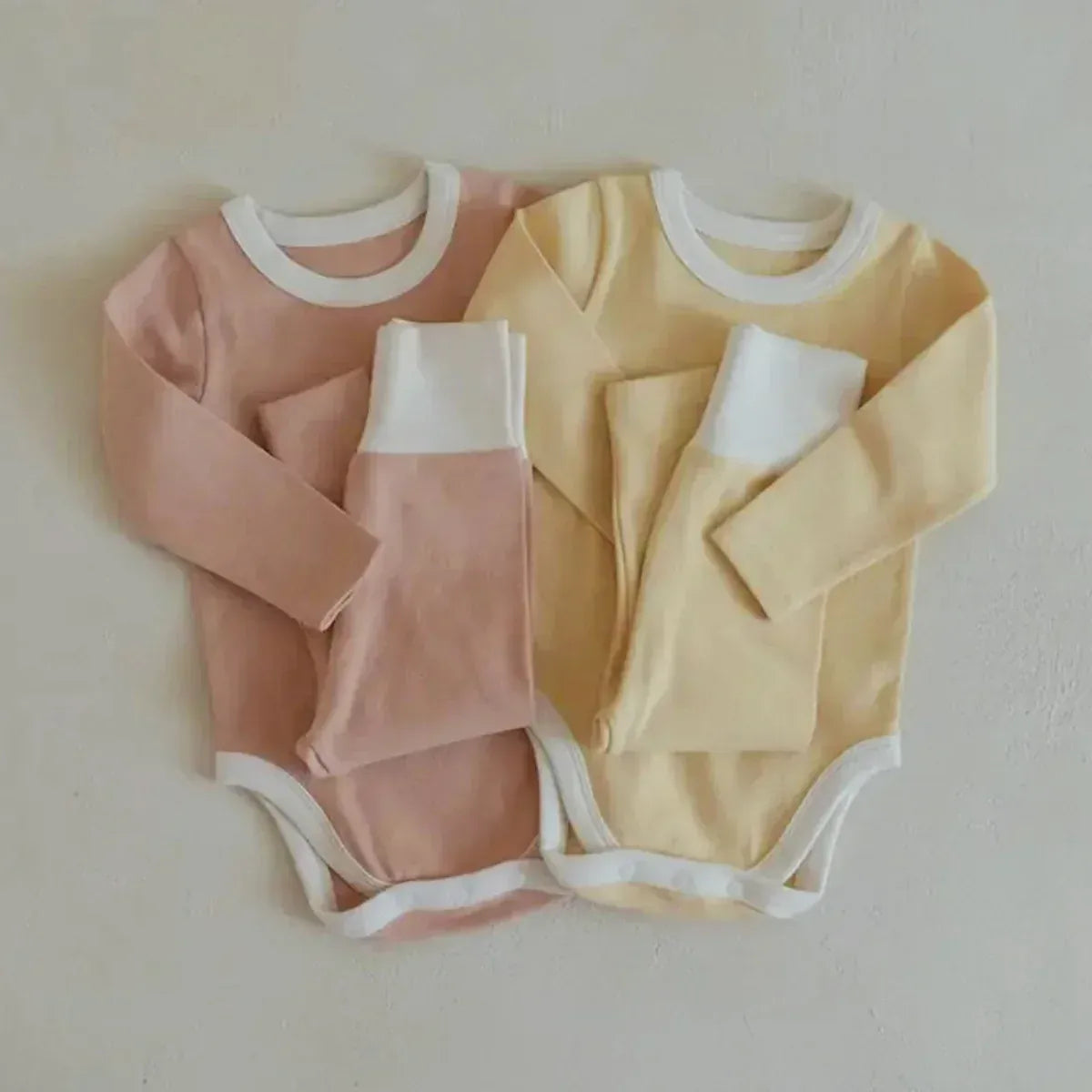 くすみピンクと淡黄色の長袖ロンパース+ハイウエストロングパンツ(2点)