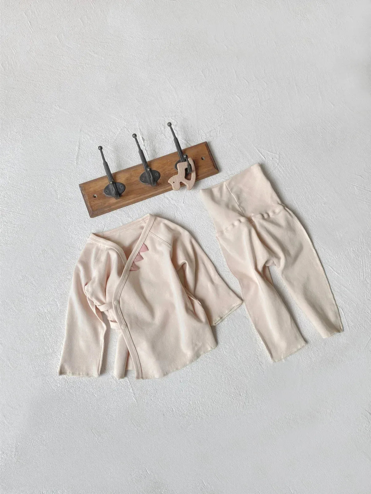 薄ベージュの長袖トップス&ロングパンツ2点セット(ベビー肌着)