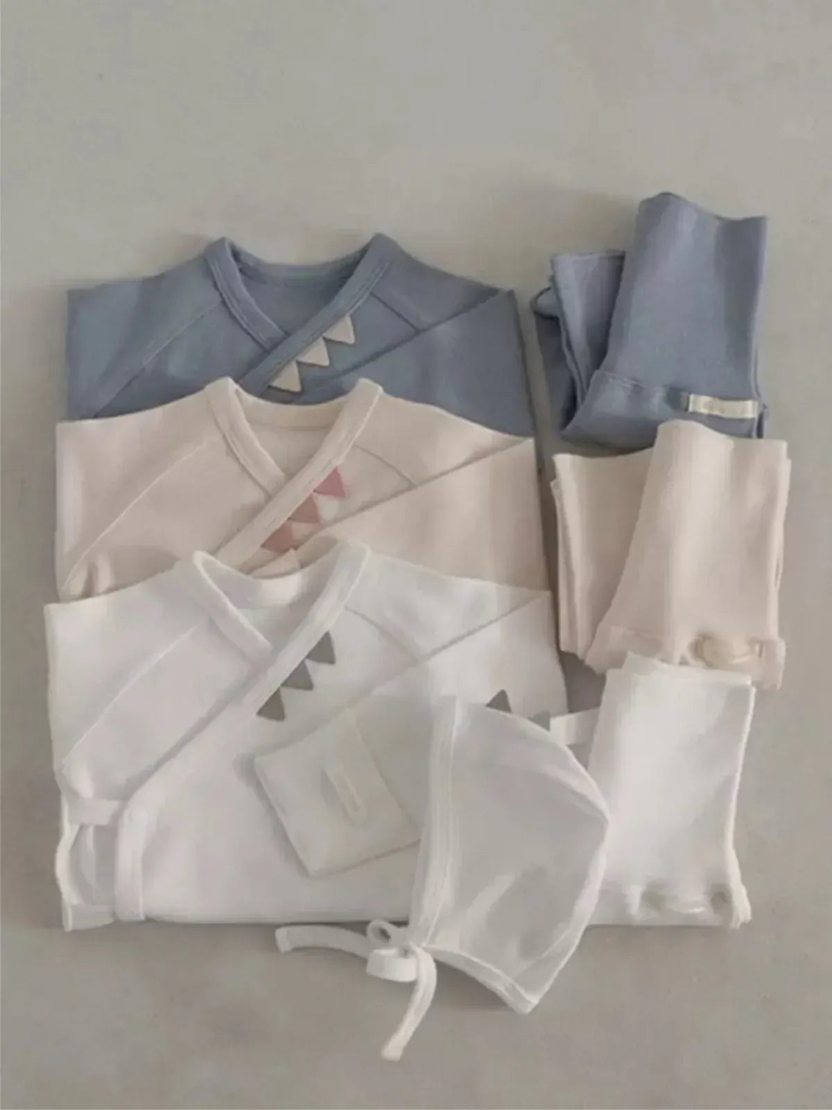 グレーとホワイトの長袖トップス&ロングパンツ2点セット(ベビー肌着)