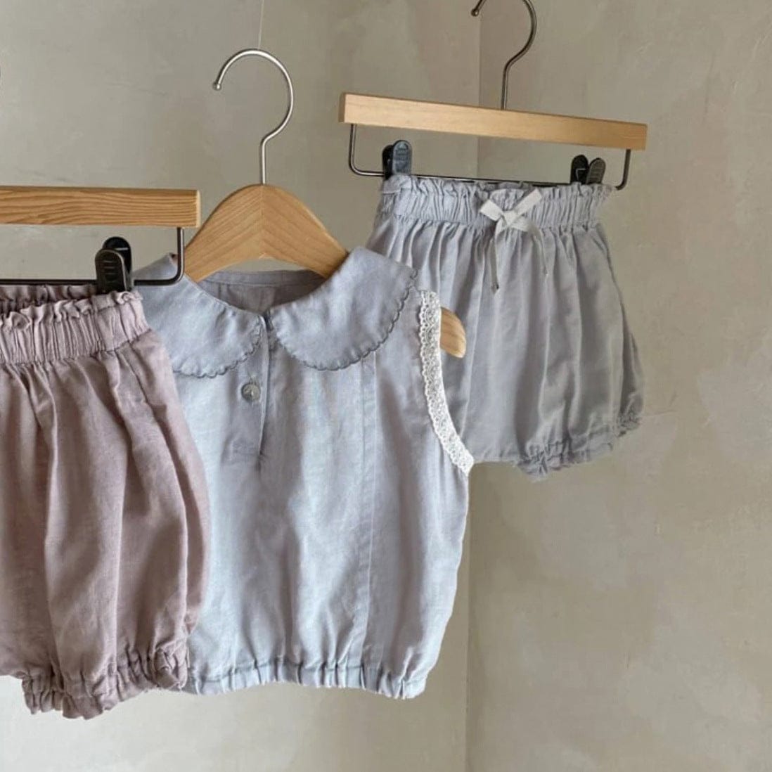 丸襟ノースリーブブラウスとバルーンショートパンツ、淡いブルー系のセット