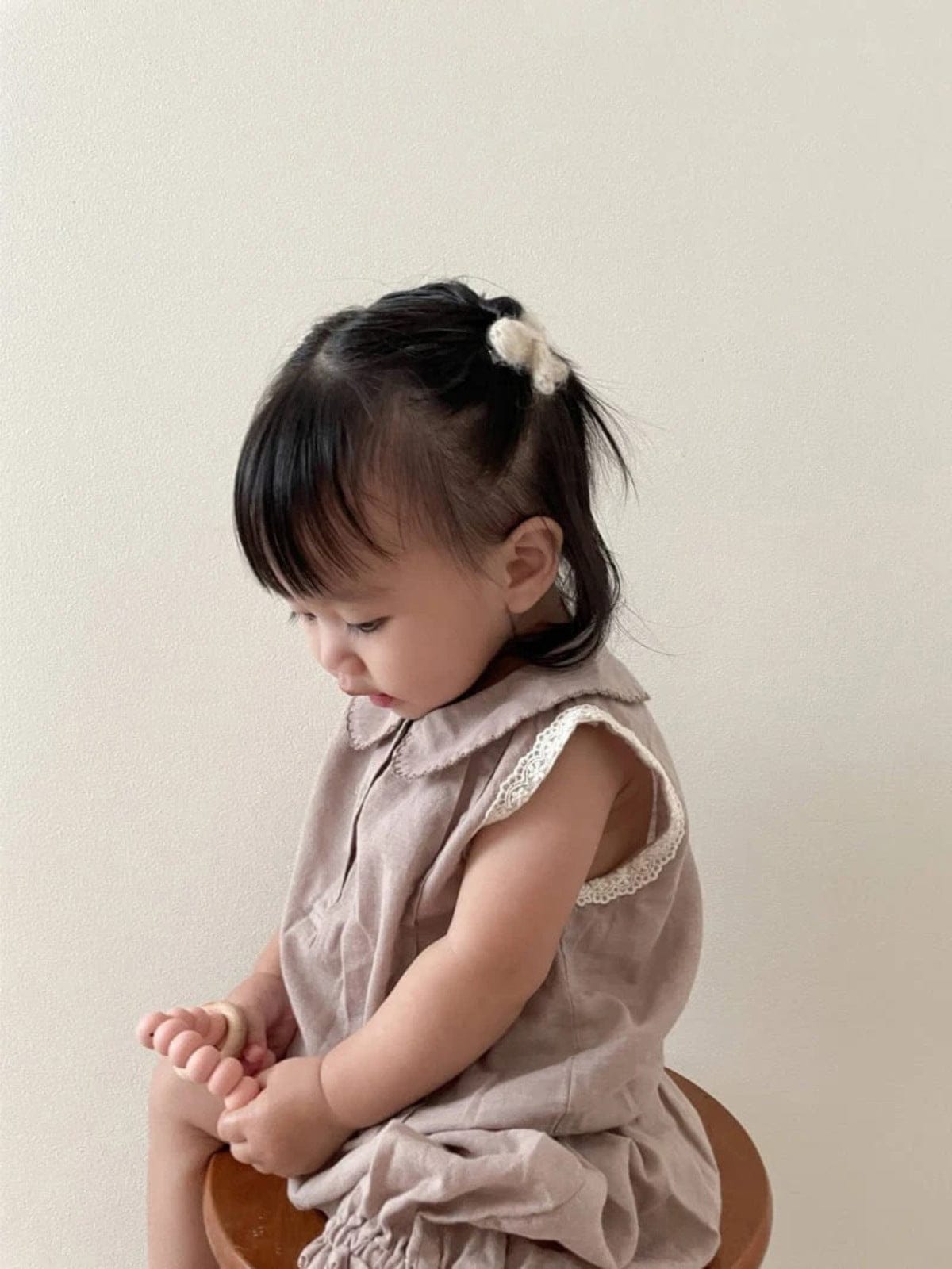 丸襟ノースリーブブラウスとバルーンショートパンツ、パープル系の服