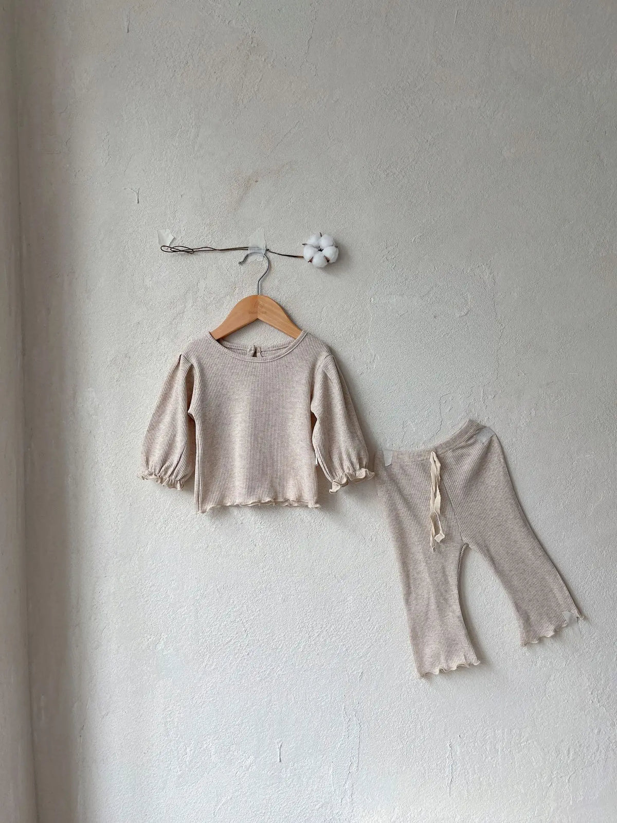 ベージュのベビー用ワッフル長袖Tシャツ&フリルロングパンツセット