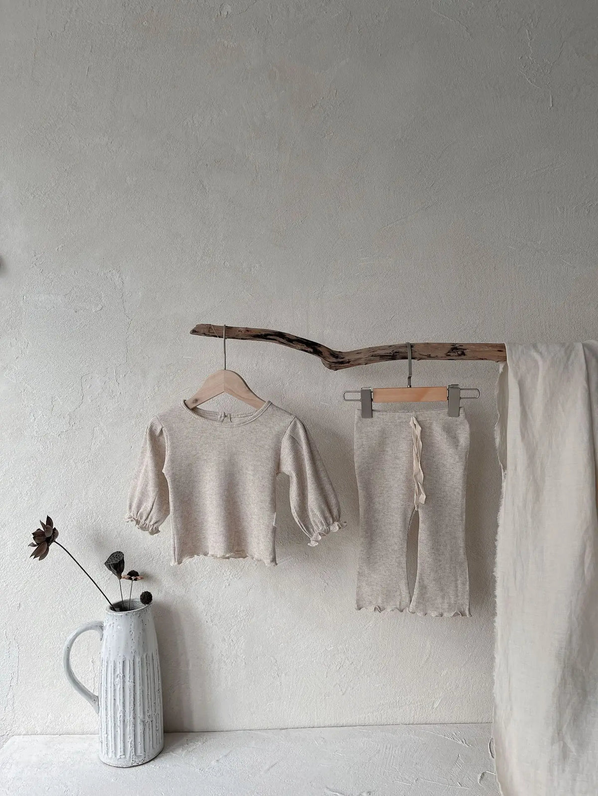 ベージュ系のベビー用ワッフル長袖Tシャツ&フリルロングパンツセット