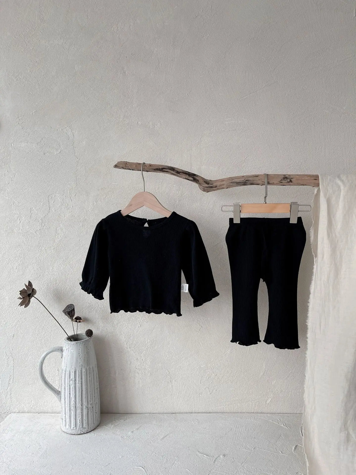 黒のベビー用ワッフル長袖Tシャツ&フリルロングパンツ2点セット