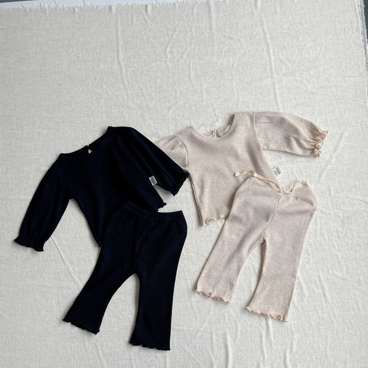 ベビー用ワッフル長袖Tシャツ&フリルロングパンツセット(黒・アイボリー)