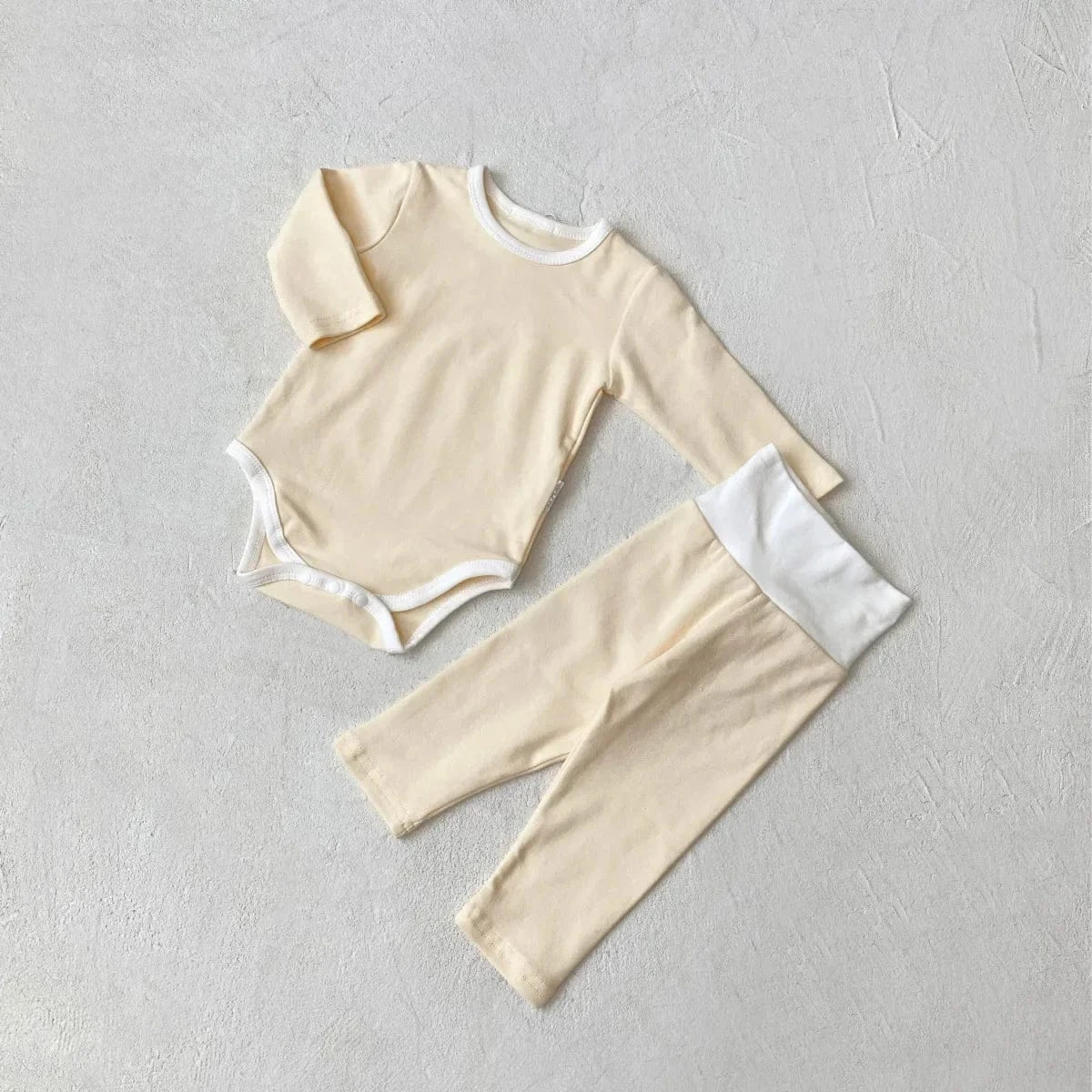アイボリー系の長袖ロンパース+ハイウエストロングパンツ(バイピング)