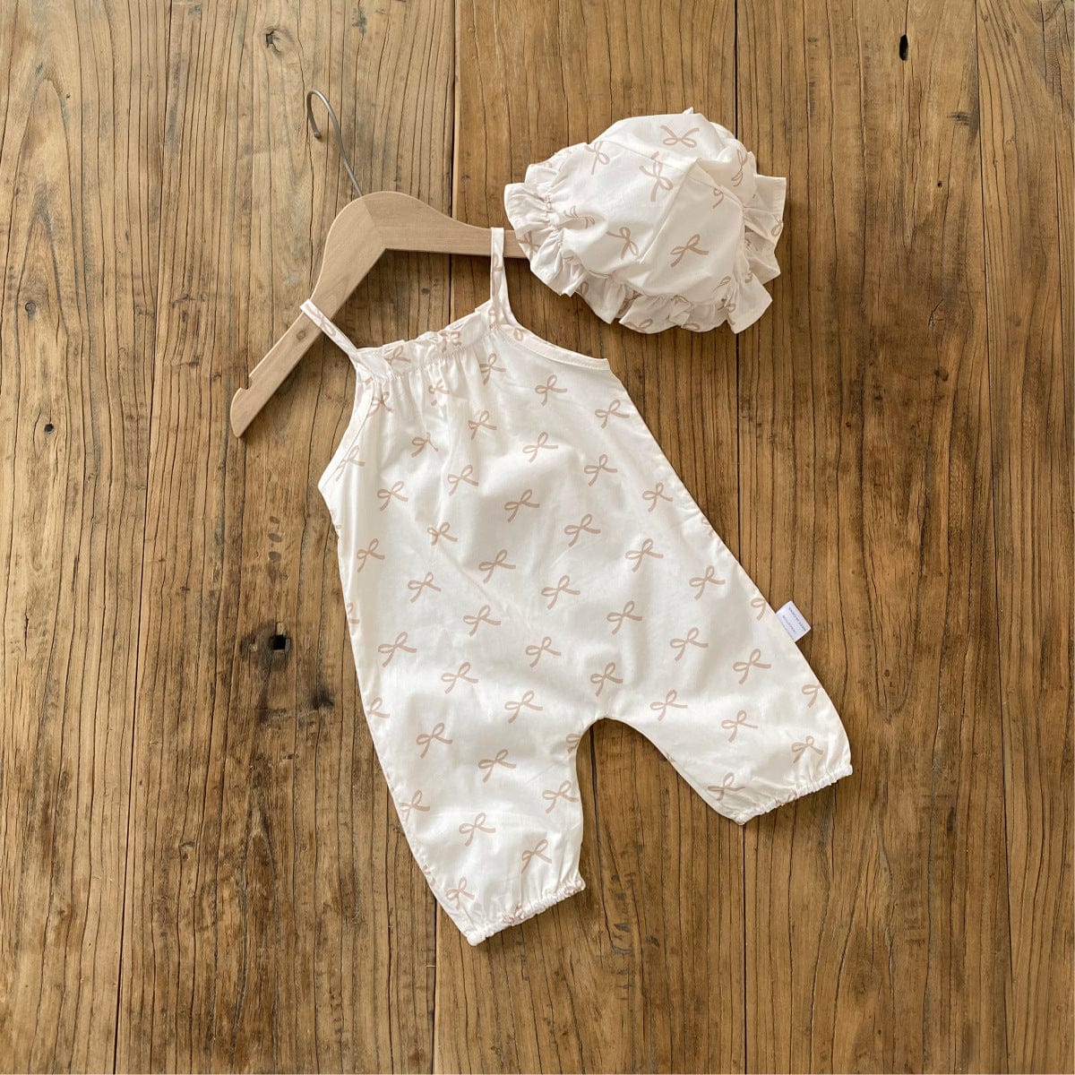 ノースリーブジャンプスーツ Apricot bib + hat / 66cm リボンプリントキャミソールジャンプスーツ+チューリップハット帽子セット【mh0010006】