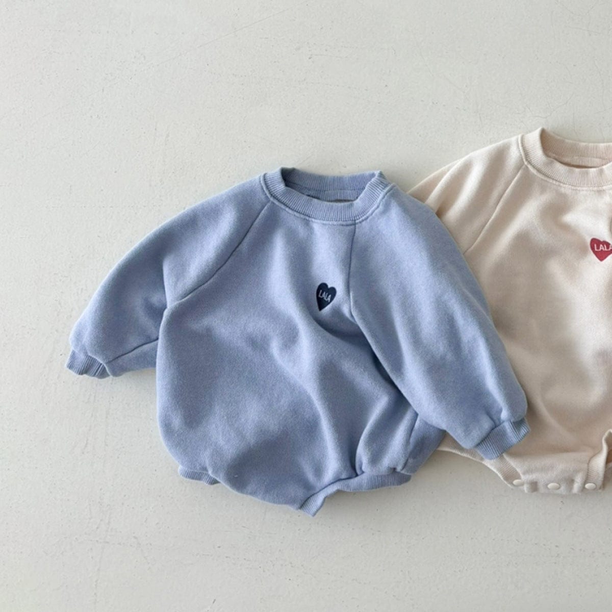 ブルーとクリームのハート刺繍ベビースウェットロンパース、ラグラン袖