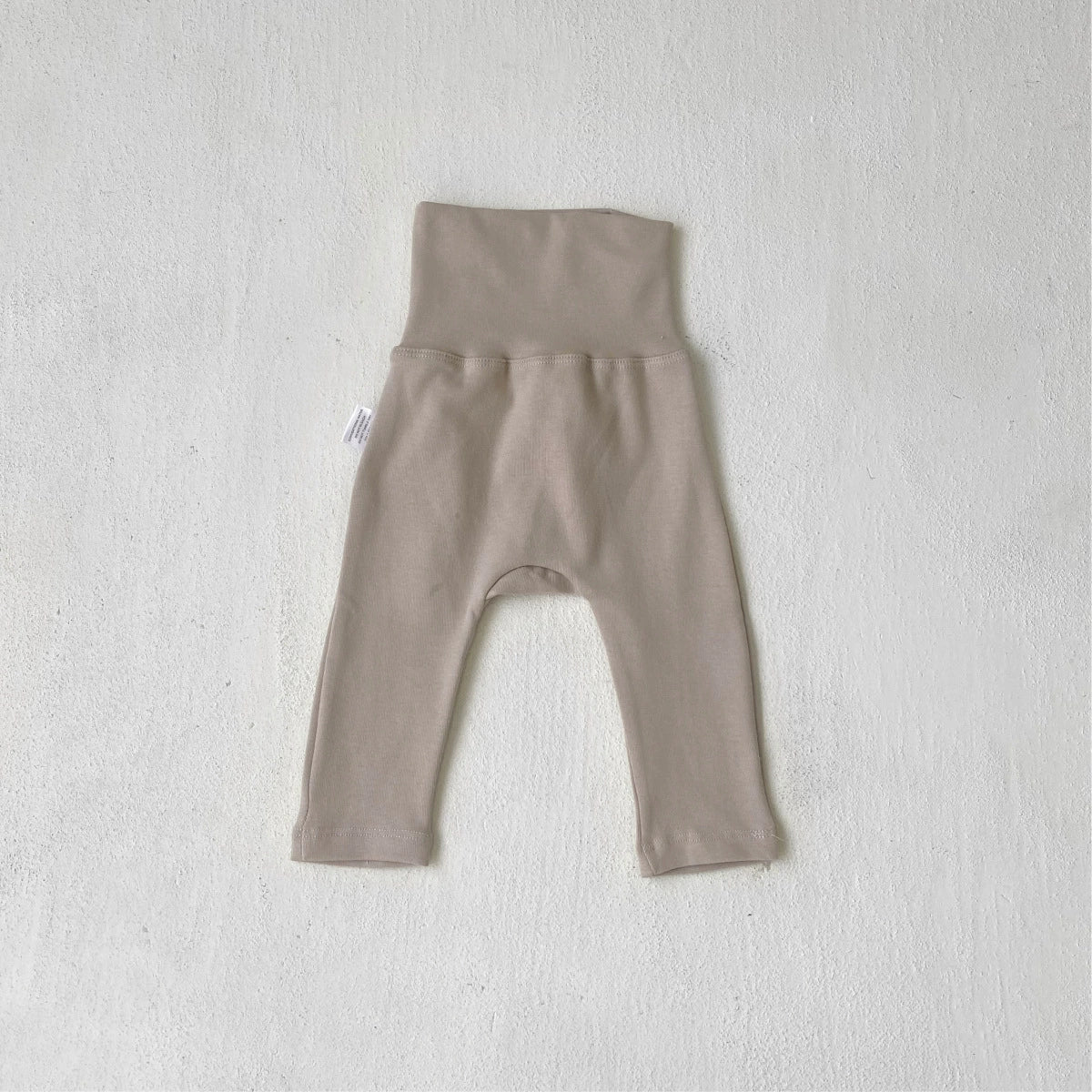 ダークアプリコット色のハイウエストレギンスパンツ、ぽってりシルエット