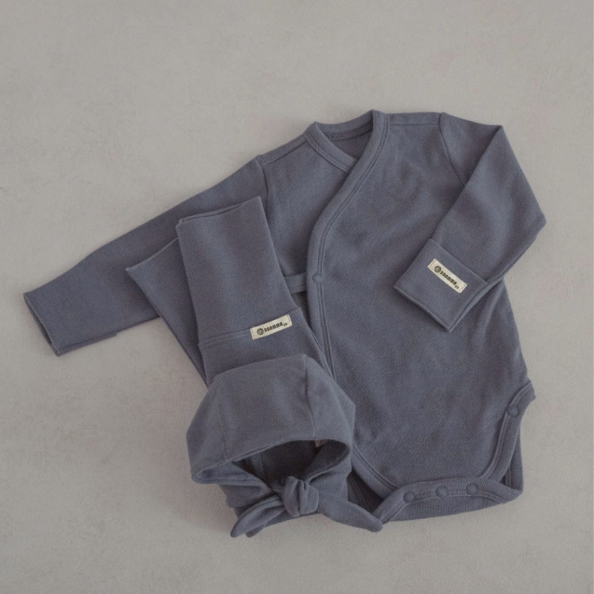 ロンパースセットアップ Dark blue three-piece set (jumpsuit + pants + hat) / 66cm ベビーセットアップ 3点セット 長袖ボディスーツ+ハイウェストパンツ+フラワーキャップ帽子セット【mh0009026】