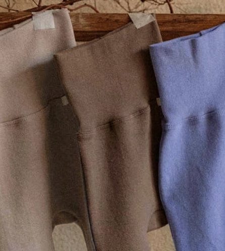 ブラウン系のハイウエストレギンス風パンツ、前の開口部が見える