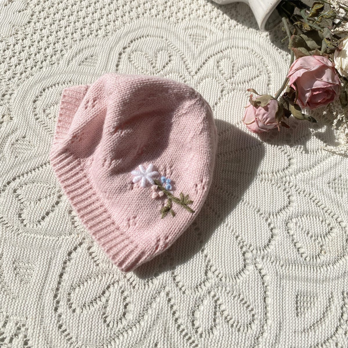 ベビー用ライトピンクのニットキャップ(花刺繍)