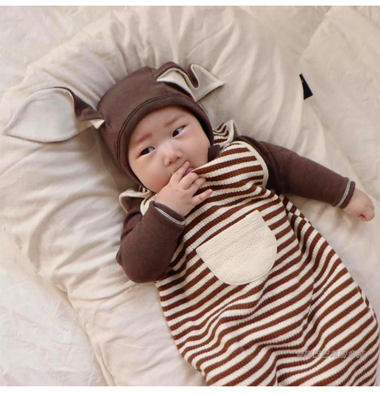 ブラウンのうさ耳帽子とボーダーのベビー服(近接)