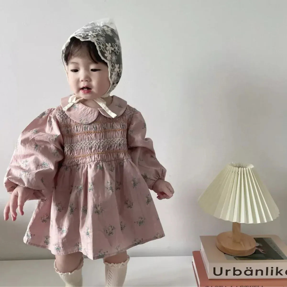 ピンクのフラワープリント長袖ワンピース、丸襟シャーリング仕様