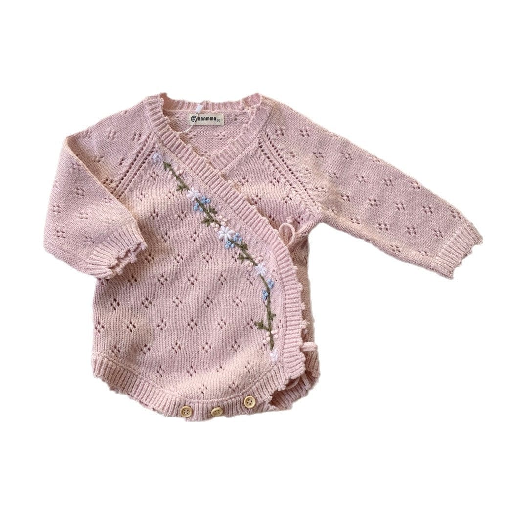 ベビー用ライトピンクのニット長袖ロンパース(花刺繍、前開き)