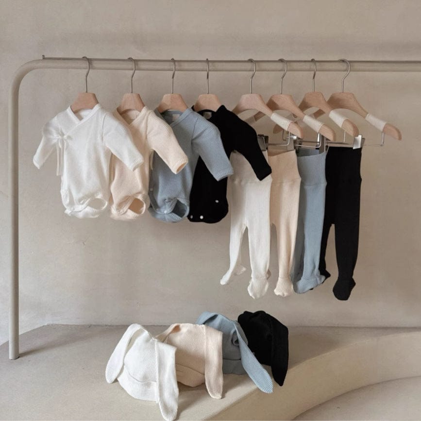 長袖ロンパースと足付きレギンス、うさ耳帽子のセット(オフホワイト〜ブラック)