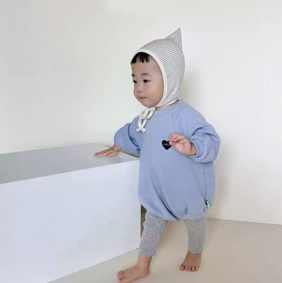 ハート刺繍入りブルーのスウェットロンパース、ストライプフード付きで結び紐