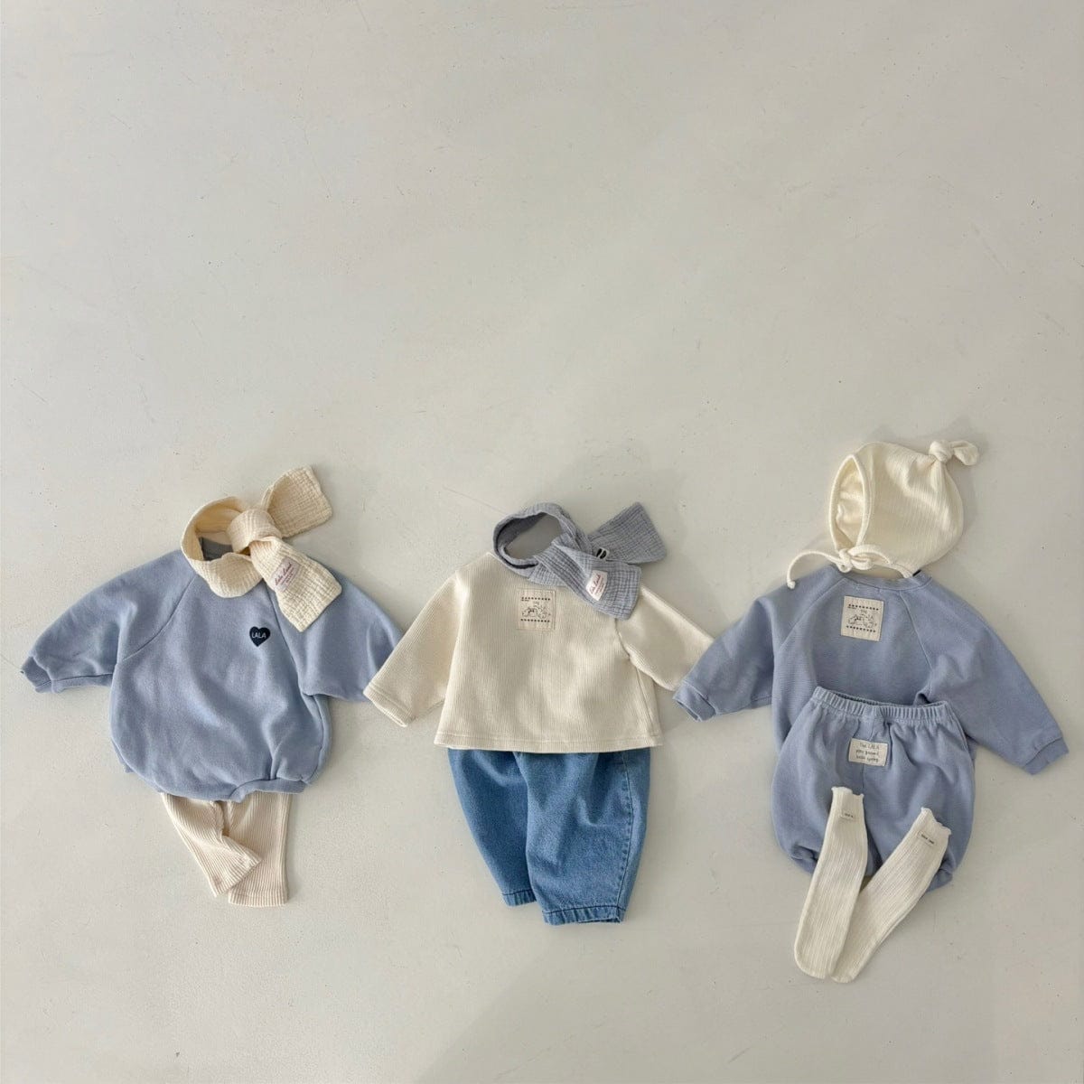 ハート刺繍入りボディスーツ4点セット、色違いとリボン付きヘッドアクセ(ブルー・クリーム系)
