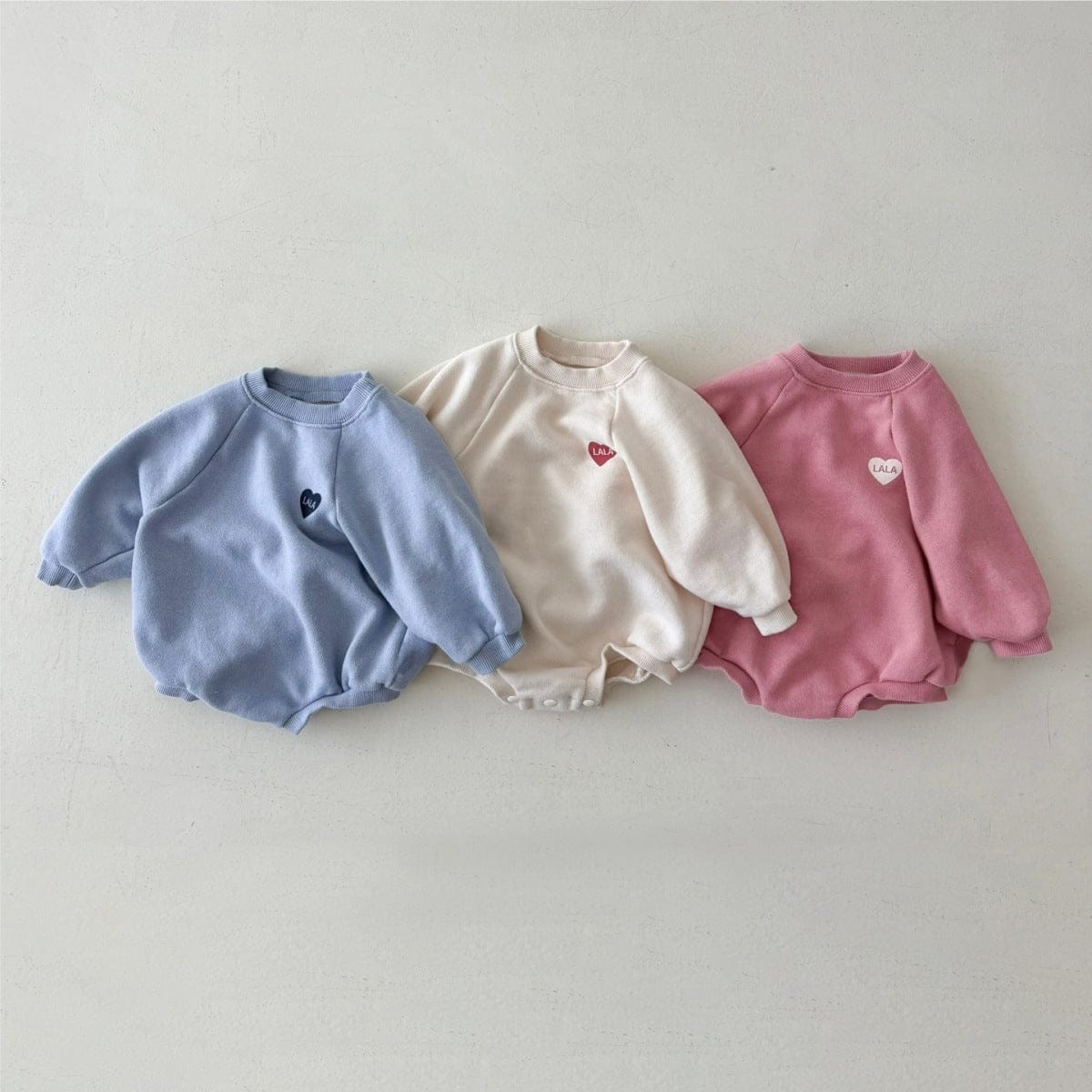 ハート刺繍入りボディスーツ3色セット(ブルー・クリーム・ピンク)、長袖スウェット風