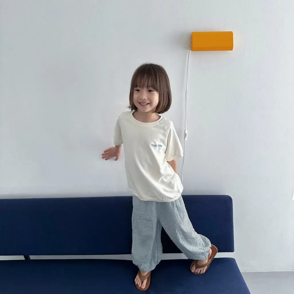 生成りのシアサッカーパンツ、ゆったりワイドシルエット